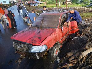 Kondisi Mobil dan Motor yang Jadi Korban Lahar Dingin Marapi