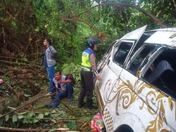Mobil Penumpang Terjun ke Jurang di Madina gegara Sopir Kelelahan, 6 Luka