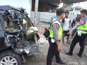 Kecelakaan 5 Kendaraan di Pantura Pemalang, Mobil Terbalik Usai Ditabrak Bus Kecelakaan 5 Kendaraan di Pantura Pemalang, Mobil Terbalik Usai Ditabrak Bus