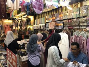 Warga Serbu Pasar Besar Malang Berburu Baju Lebaran