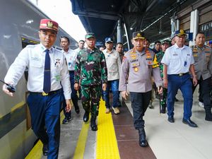 Tinjau Stasiun Pasar Senen, Kapolri Pastikan Keamanan Kondusif