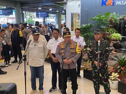 Menhub, Kapolri hingga Panglima TNI Tinjau Arus Mudik di Stasiun Senen
