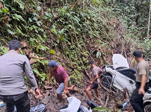 Mobil Pemudik Ditumpangi Sekeluarga Masuk ke Jurang di Lampung