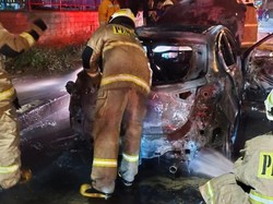 Duh! Mazda 2 Hangus Terbakar Tinggal Rangka, Diduga Gegara Remaja Konvoi Nyalakan Petasan