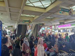 Pasar Tanah Abang Masih Sesak Diserbu Pembeli H-4 Lebaran