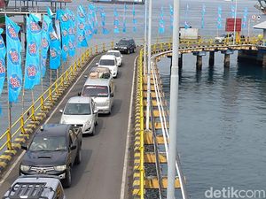 Keramaian Arus Balik di Pelabuhan Ketapang