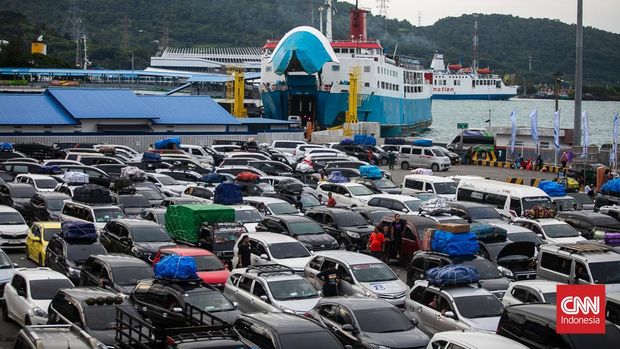 Sejumlah pemudik mengantre untuk memasuki kapal ferry di Pelabuhan Merak, Banten, Sabtu (6/4/2024). (CNN Indonesia/Adi Maulana Ibrahim)