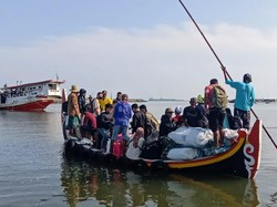 Susah Dapat Tiket Online, Pemudik Kepulauan Madura Terpaksa Pakai Kapal Kayu