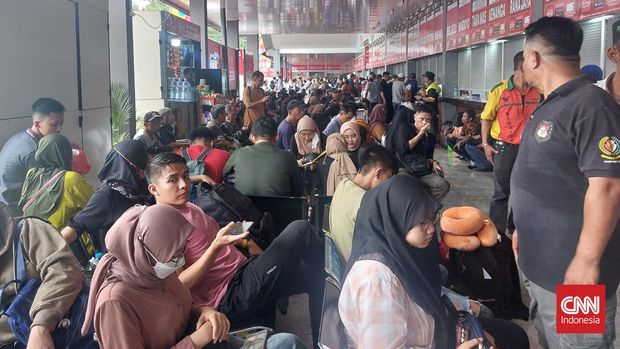 Puluhan pemudik tampak berdesak-desakan memadati ruang tunggu Terminal Kalideres Jakarta Barat, Sabtu (6/4) sore.