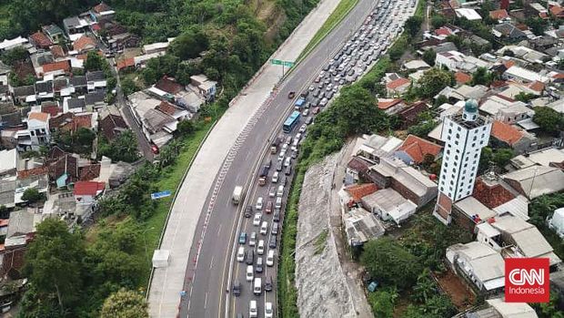 Penampakan arus mudik di area Jatingaleh, Semarang, Sabtu (6/4).
