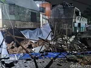 Penampakan Dapur Roboh Imbas Tanah Ambles di Permata Puri Semarang Penampakan Dapur Roboh Imbas Tanah Ambles di Permata Puri Semarang
