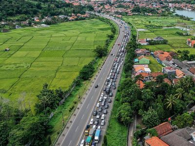 Penampakan Macet Panjang di Exit Tol Merak