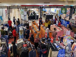 Pusat Perbelanjaan di Surabaya Membludak Diserbu Warga Berburu Baju Lebaran