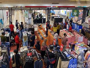 Pusat Perbelanjaan di Surabaya Membludak Diserbu Warga Berburu Baju Lebaran Pusat Perbelanjaan di Surabaya Membludak Diserbu Warga Berburu Baju Lebaran