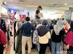 Baju Impor China Laku Keras di Pasar Tanah Abang