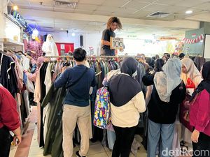Baju Impor China Laku Keras di Pasar Tanah Abang Baju Impor China Laku Keras di Pasar Tanah Abang
