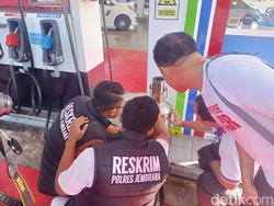 Petugas Sidak 2 SPBU di Jalur Mudik Jembrana, Pastikan Tak Ada BBM Oplosan