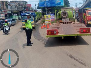 Polisi Urai Kemacetan di Jalinsum Banyuasin, Truk Besar Dikandangkan Polisi Urai Kemacetan di Jalinsum Banyuasin, Truk Besar Dikandangkan