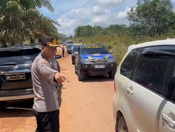Hindari Macet Jalinsum Banyuasin, Pemudik Nekat Lewati Jembatan Rusak