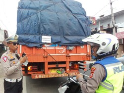 Siasat Truk Nakal Kelabui Petugas di Jalur Mudik