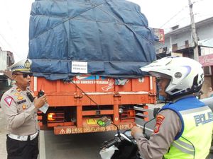 Siasat Truk Nakal Kelabui Petugas di Jalur Mudik Siasat Truk Nakal Kelabui Petugas di Jalur Mudik