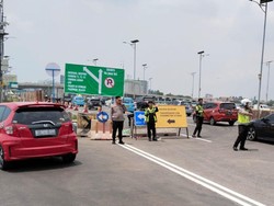 Polisi Rekayasa Lalin di East Flyover Bandara Soekarno-Hatta