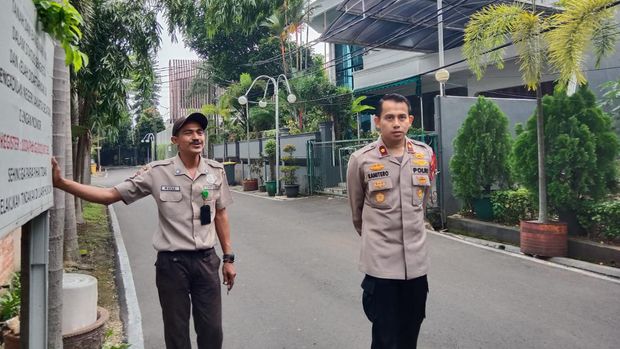 Polsek Mampang Prapatan Patroli Cek Rumah Warga yang Ditinggal Mudik