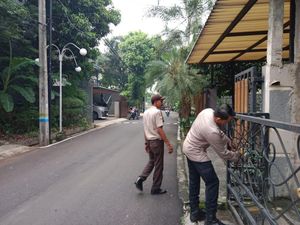 Kapolsek Mampang Patroli Jalan Kaki Cek Rumah Warga yang Ditinggal Mudik