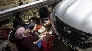 Potret Pemudik Sahur di Pinggir Tol Cikampek