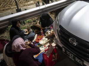 Potret Pemudik Sahur di Pinggir Tol Cikampek