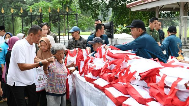 Presiden Joko Widodo (Jokowi) menyaksikan langsung penyerahan bantuan paket sembako bagi masyarakat di sekitar Kompleks Istana Kepresidenan Bogor, Jawa Barat (Foto: Kris - Biro Pers Sekretariat Presiden)