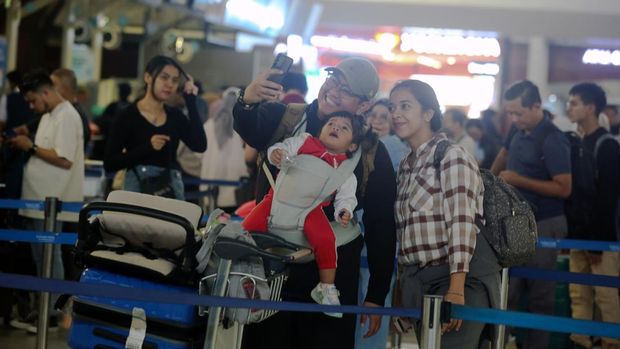 Calon penumpang antre untuk lapor diri di Terminal 3, Bandara Soekarno Hatta, Tangerang, Banten, Sabtu (6/4/2024). PT Angkasa Pura II (Persero) menyatakan puncak arus penumpang mudik Lebaran 2024, melalui Bandara Internasional Soekarno-Hatta terjadi pada 6 April 2024 dengan total 188 ribu penumpang 1.212 penerbangan.ANTARA FOTO/Muhammad Iqbal