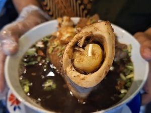 Mantapnya Rawon Sumsum Surabaya, Menu Berbuka yang Kaya Rempah Mantapnya Rawon Sumsum Surabaya, Menu Berbuka yang Kaya Rempah