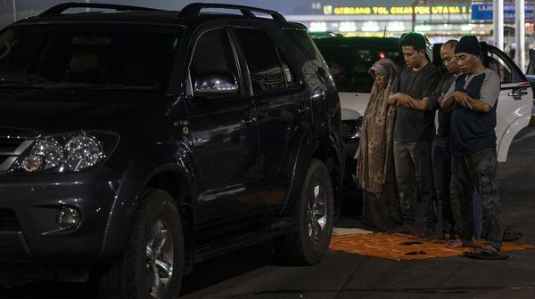 Rest Area Penuh, Pemudik Salat Subuh di Pinggir Tol