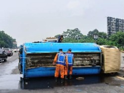 Truk Tangki Terguling di Tol Jagorawi, Air Tumpah ke Jalan