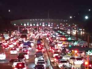 H-4 Lebaran, Antrean Kendaraan di GT Cikupa Arah Merak hingga 200 Meter H-4 Lebaran, Antrean Kendaraan di GT Cikupa Arah Merak hingga 200 Meter