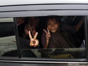 Senyum Pemudik Meski Macet Berjam-jam di Tol Senyum Pemudik Meski Macet Berjam-jam di Tol