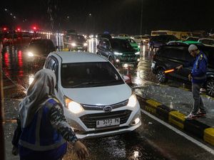 Pemudik Pakai Bahu Jalan Tol buat Istirahat, Emang Boleh?