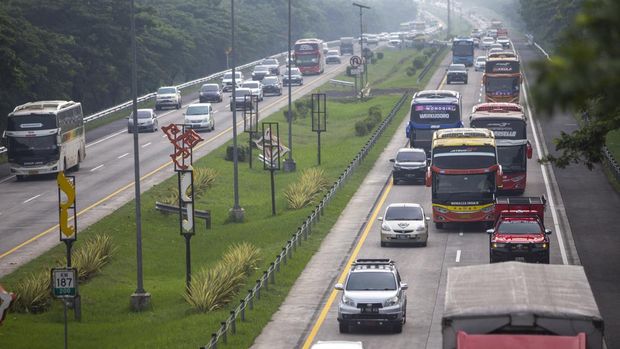 Kendaraan melintas dari arah Jakarta menuju Jawa tengah saat pemberlakuan sistem satu arah atau one way di jalan Tol Cipali, Palimanan, Cirebon, Jawa Barat, Sabtu (6/4/2024). Sejak diterapkan sistem satu arah di Tol TransJawa dari KM72 Cipali hingga KM414 Kalikangkung, arus mudik di Tol Cipali terpatau ramai lancar. ANTARA FOTO/Dedhez Anggara/Spt.