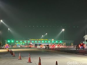 Pukul 20.00 WIB, Arus Mudik di GT Cikatama Masih Ramai Lancar Pukul 20.00 WIB, Arus Mudik di GT Cikatama Masih Ramai Lancar