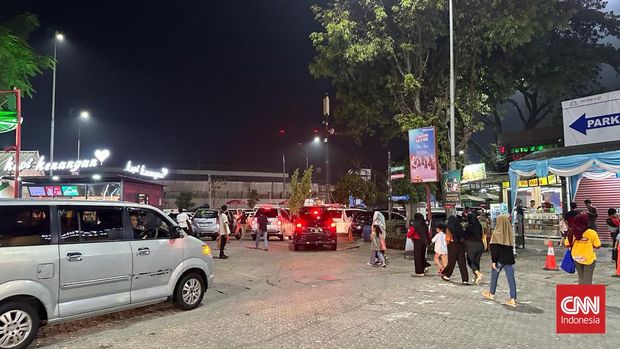 Suasana di Rest Area KM 57 Tol Jakarta-Cikampek
