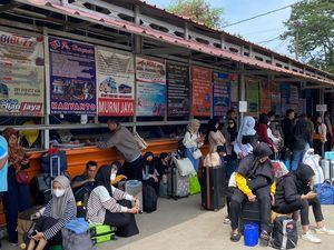 Melihat Antrean Panjang Pemudik di Terminal Lebak Bulus Jelang Lebaran 2024