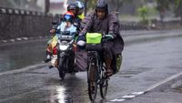 Pemudik Sepeda Terobos Hujan Demi Pulang ke Kampung Halaman