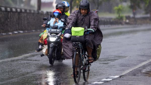 Pemudik Sepeda Terobos Hujan Demi Pulang ke Kampung Halaman