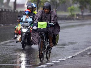 Pemudik Sepeda Terobos Hujan Demi Pulang ke Kampung Halaman