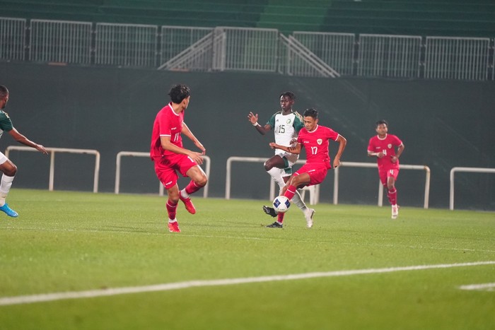 Timnas Indonesia U-23 menjalani laga uji coba melawan Arab Saudi. Garuda Muda tumbang 1-3.