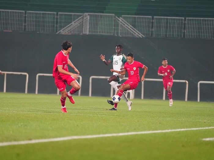 Timnas Indonesia U-23 menjalani laga uji coba melawan Arab Saudi. Garuda Muda tumbang 1-3.