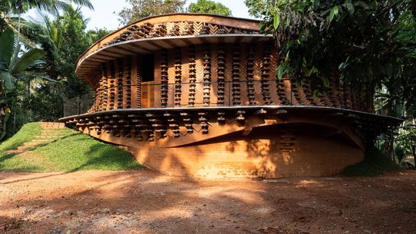 Potret Rumah yang Dindingnya Terbuat dari Mainan Bekas