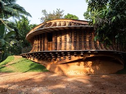 Keren Abis! Dinding Rumah Ini Dibangun Pakai Mainan Bekas