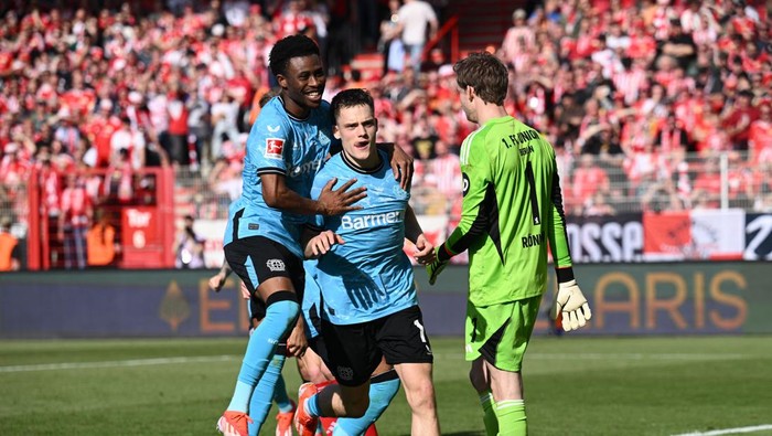 Soccer Football - Bundesliga - 1. FC Union Berlin v Bayer Leverkusen - Stadion An der Alten Forsterei, Berlin, Germany - April 6, 2024 Bayer Leverkusens Florian Wirtz celebrates scoring their first goal with Nathan Tella REUTERS/Annegret Hilse DFL REGULATIONS PROHIBIT ANY USE OF PHOTOGRAPHS AS IMAGE SEQUENCES AND/OR QUASI-VIDEO.